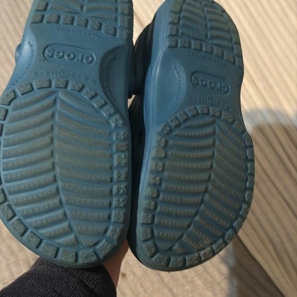 Crocs Classic Clogs Blue Waterproof Slip On Sandals Shoes Womens size 7 - Picture 4 of 4